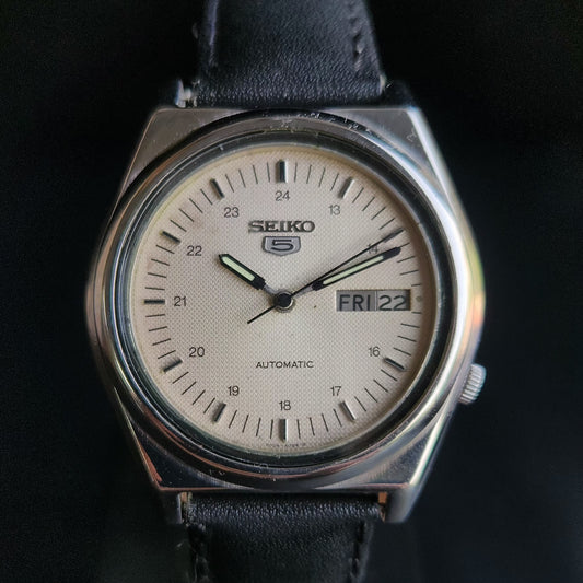 Vintage 1982 Original Seiko 5 Automatic 7009-8760 Off White Face Black Band 17 Jewels Day-Date Japanese Men's Wrist Watch S159