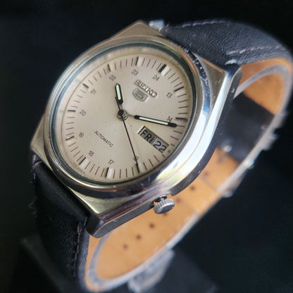 Vintage 1982 Original Seiko 5 Automatic 7009-8760 Off White Face Black Band 17 Jewels Day-Date Japanese Men's Wrist Watch S159