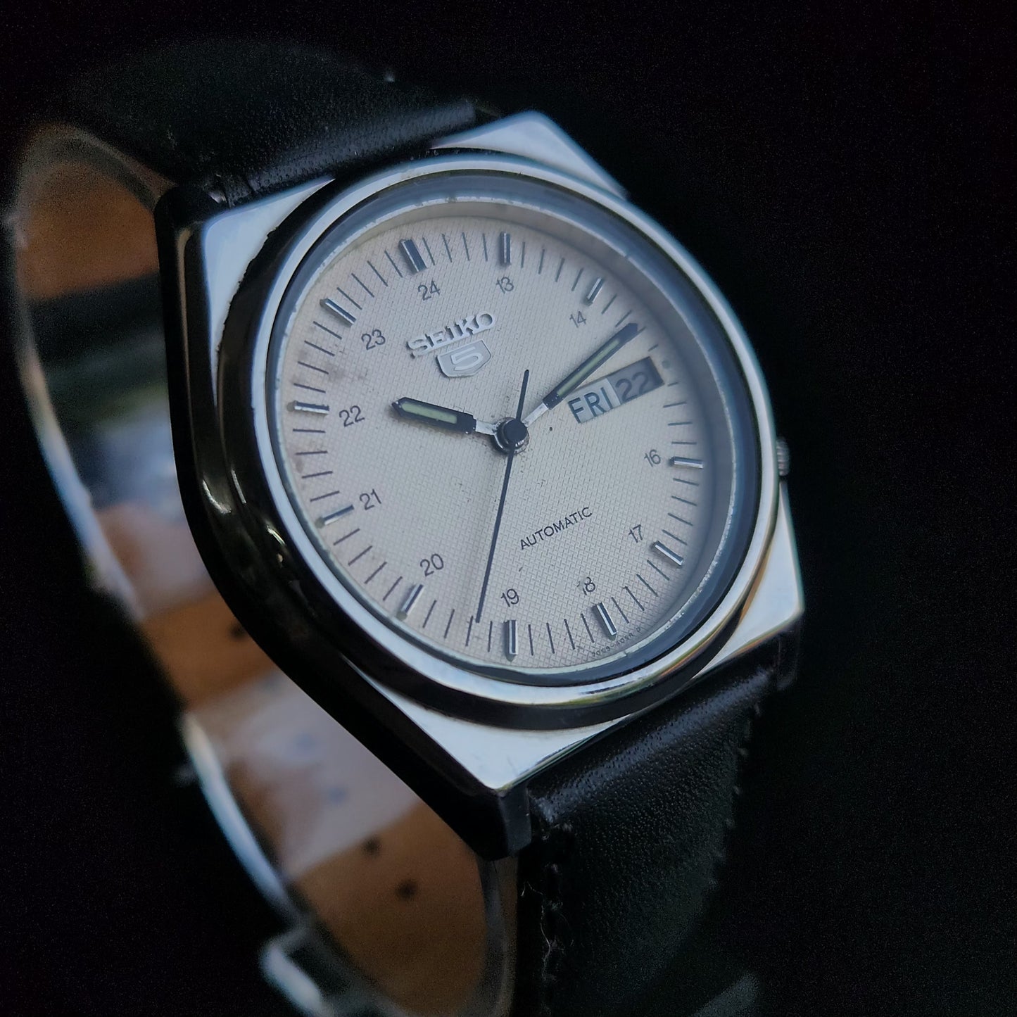 Vintage 1982 Original Seiko 5 Automatic 7009-8760 Off White Face Black Band 17 Jewels Day-Date Japanese Men's Wrist Watch S159