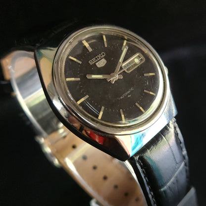 Vintage 1980 Original Seiko 5 Automatic 7009-8310 black face 17 Jewels Day-Date Japanese Men's Wrist Watch OG14