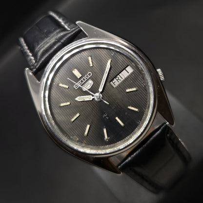 Vintage 1980 Original Seiko 5 Automatic 7019-5310 black face 21 Jewels Day-Date Japanese Men's Wrist Watch OG22