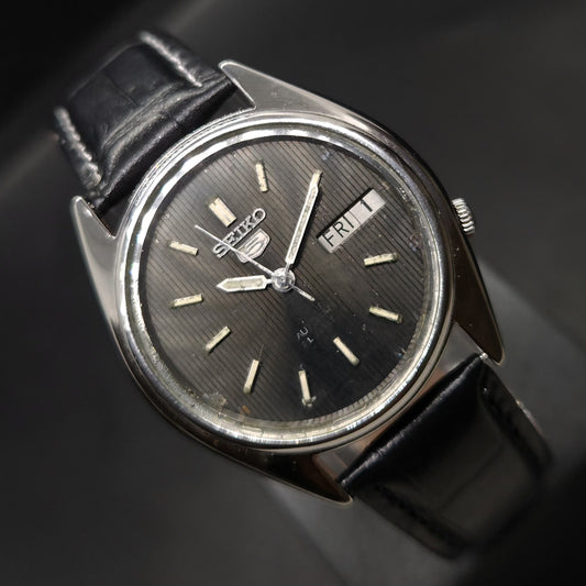 Vintage 1975 Original Seiko 5 Automatic 7019-5310 black face 21 Jewels Day-Date Japanese Men's Wrist Watch OG22
