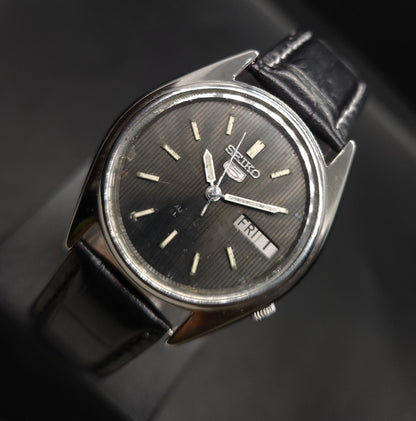 Vintage 1980 Original Seiko 5 Automatic 7019-5310 black face 21 Jewels Day-Date Japanese Men's Wrist Watch OG22