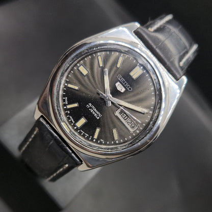 Vintage 1980 Original Seiko 5 Automatic 7009-3101 black face 17 Jewels Day-Date Japanese Men's Wrist Watch OG26