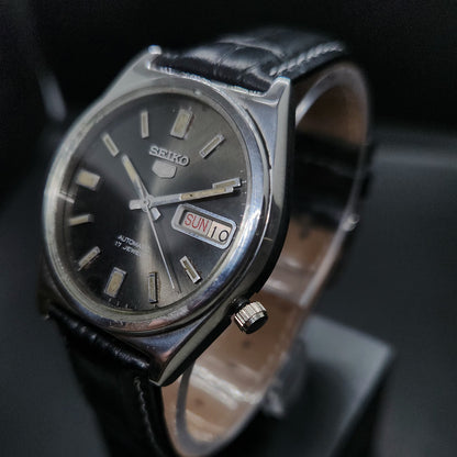 Vintage 1980 Original Seiko 5 Automatic 7009-3020 black face 17 Jewels Day-Date Japanese Men's Wrist Watch OG30