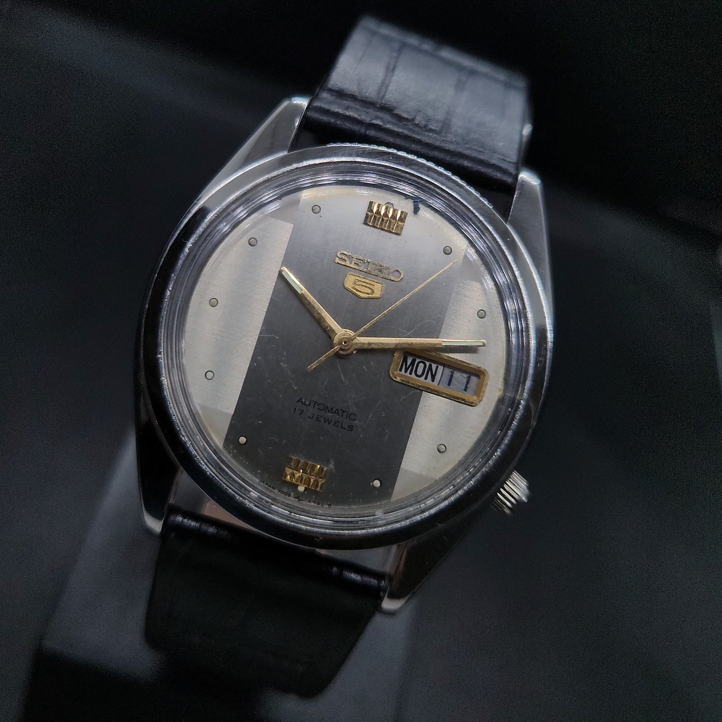 Vintage 1980 Original Seiko 5 Automatic 7009-821J silver face 17 Jewels Day-Date Japanese Men's Wrist Watch OG43