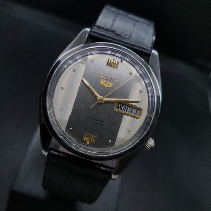 Vintage 1980 Original Seiko 5 Automatic 7009-821J silver face 17 Jewels Day-Date Japanese Men's Wrist Watch OG43