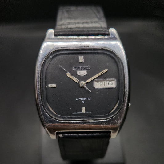 Vintage 1984 Original Seiko 5 Automatic 6319-520A black face 21 Jewels Day-Date Japanese Men's Wrist Watch OG44