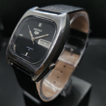 Vintage 1980 Original Seiko 5 Automatic 6319-520A black face 21 Jewels Day-Date Japanese Men's Wrist Watch OG44