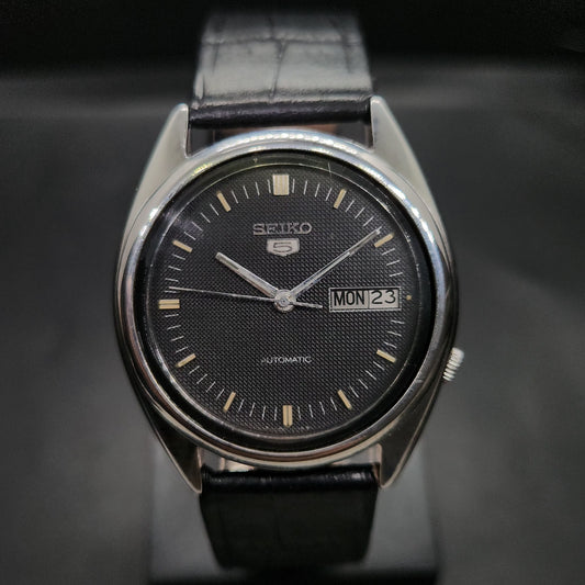 Vintage 1984 Original Seiko 5 Automatic 7009-3041 black face 17 Jewels Day-Date Japanese Men's Wrist Watch OG45