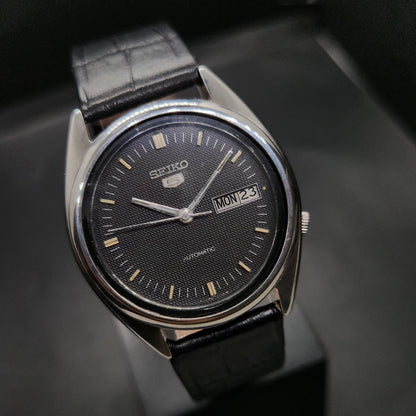 Vintage 1980 Original Seiko 5 Automatic 7009-3041 black face 17 Jewels Day-Date Japanese Men's Wrist Watch OG45