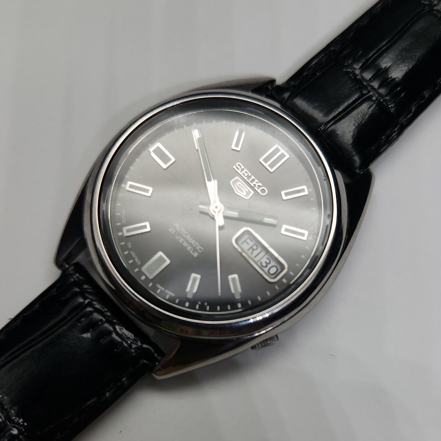 Vintage 1980 Original Seiko 5 Automatic 7009-3130 black face 17 Jewels Day-Date Japanese Men's Wrist Watch OG46
