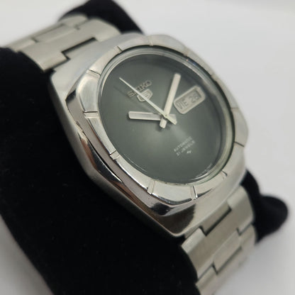 Vintage 1980 Original Seiko 5 Automatic 7019-7370 Black face 21 Jewels Day-Date Japanese Men's Wrist Watch OG117