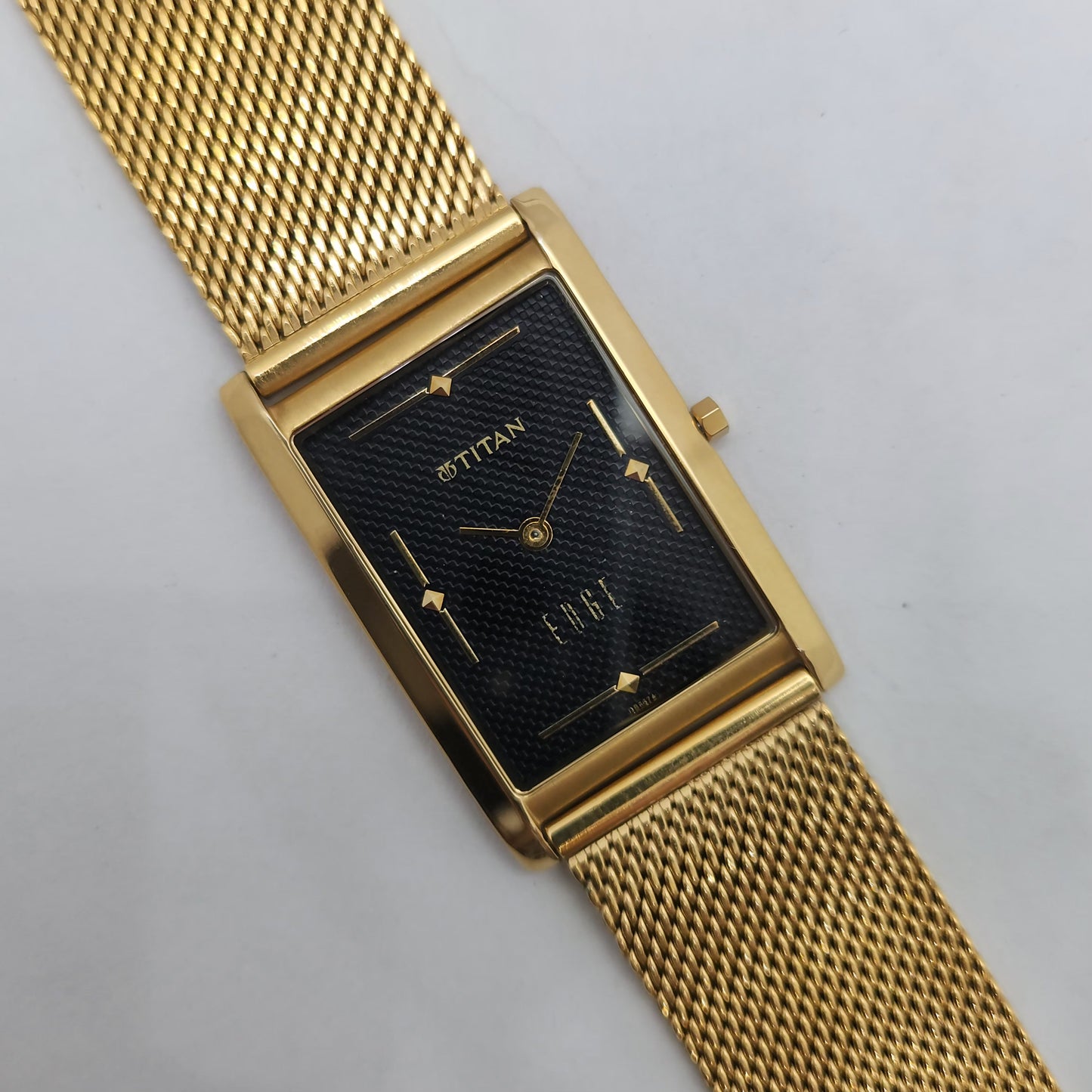 Original TITAN EDGE 1049Y0A Black Face 28MM Gold Case Men's Watch OG162