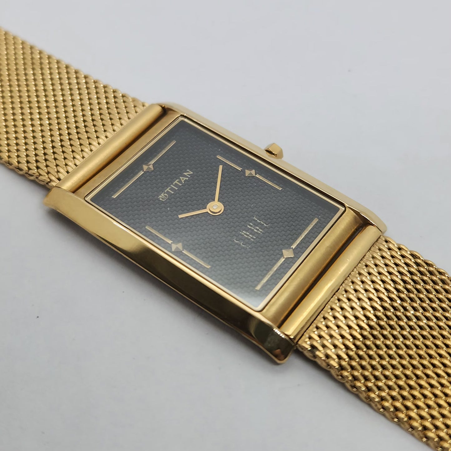 Original TITAN EDGE 1049Y0A Black Face 28MM Gold Case Men's Watch OG162