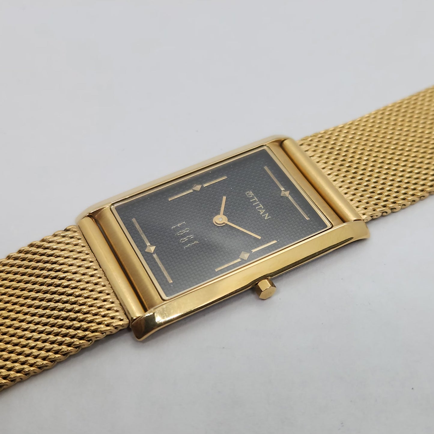 Original TITAN EDGE 1049Y0A Black Face 28MM Gold Case Men's Watch OG162