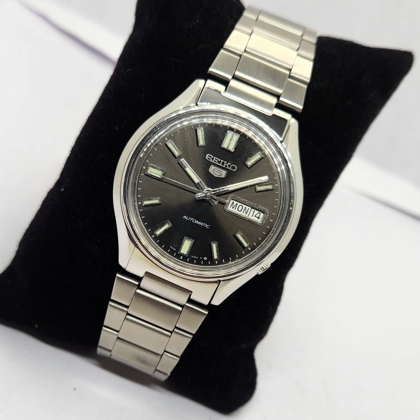 Vintage 1981 Original Seiko 5 Automatic 6309-8230 Black face Day-Date SNXS79K1 Men's Wrist Watch OG215