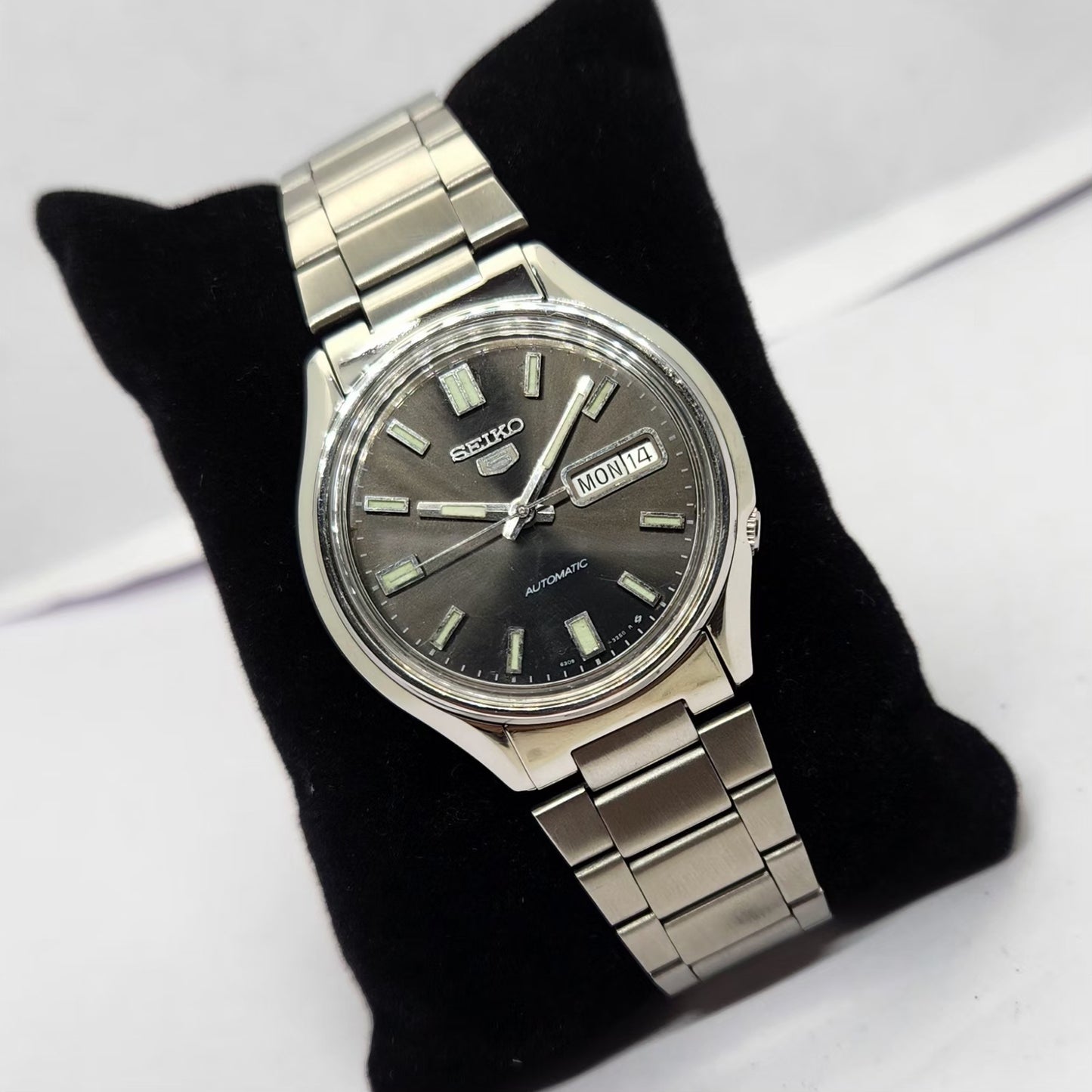 Vintage 1981 Original Seiko 5 Automatic 6309-8230 Black face Day-Date SNXS79K1 Men's Wrist Watch OG215