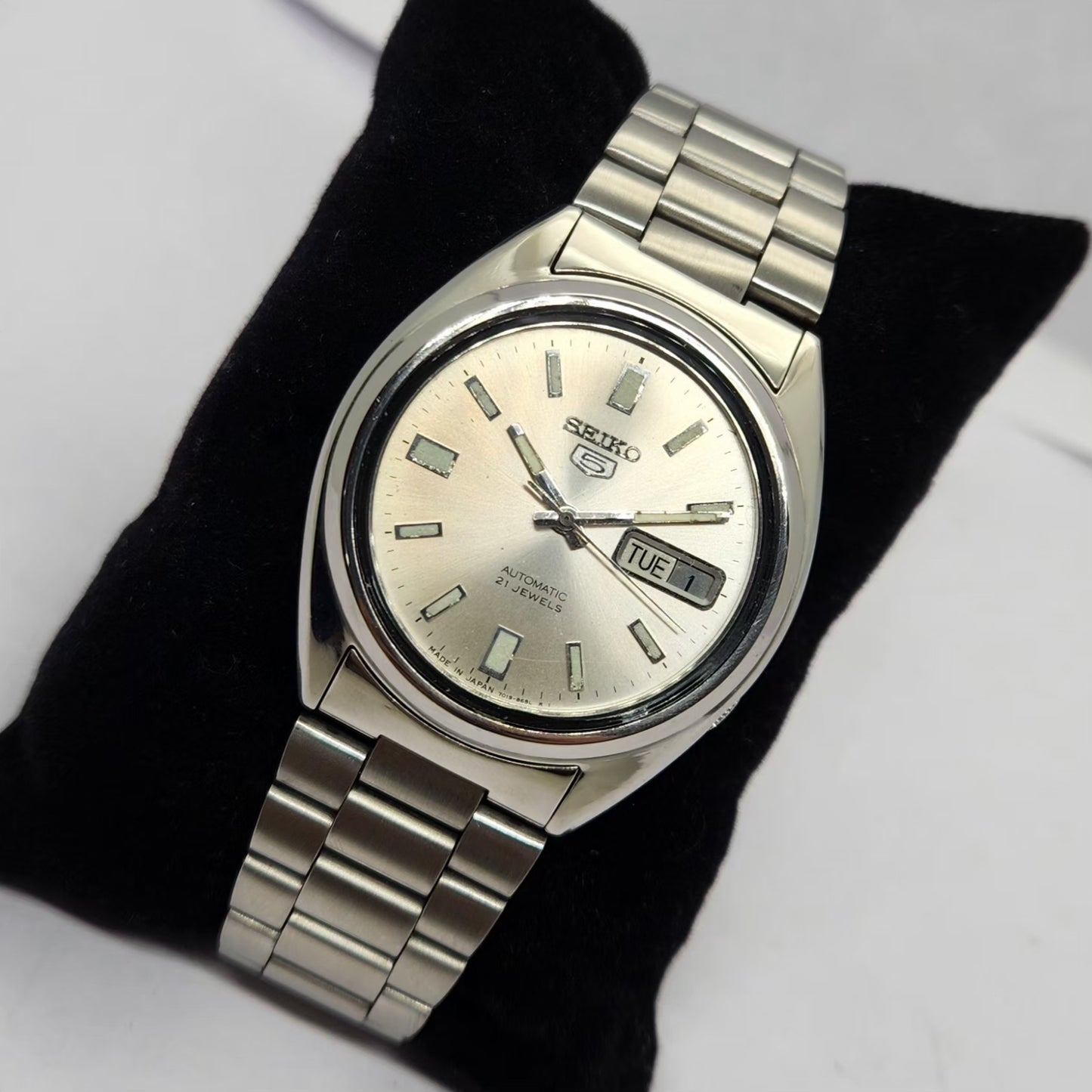 Vintage 1983 Original Seiko 5 Automatic 7009-3040 Silver face 17 Jewels Day-Date Japanese Men's Wrist Watch OG219