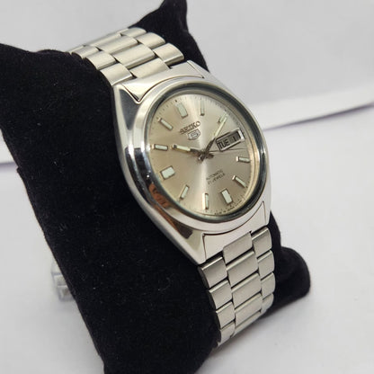 Vintage 1983 Original Seiko 5 Automatic 7009-3040 Silver face 17 Jewels Day-Date Japanese Men's Wrist Watch OG219