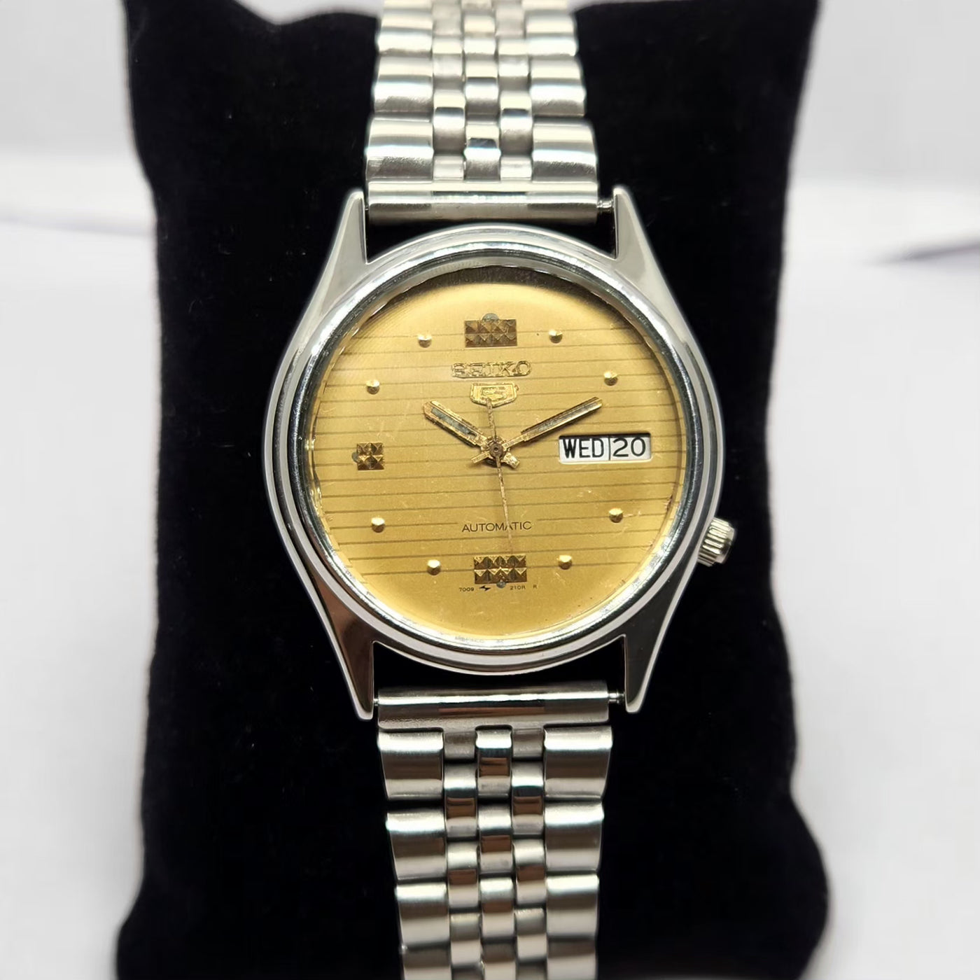 Vintage 1981 Original Seiko 5 Automatic 7009-3100 Gold face 17 Jewels Day-Date Japanese Men's Wrist Watch OG225