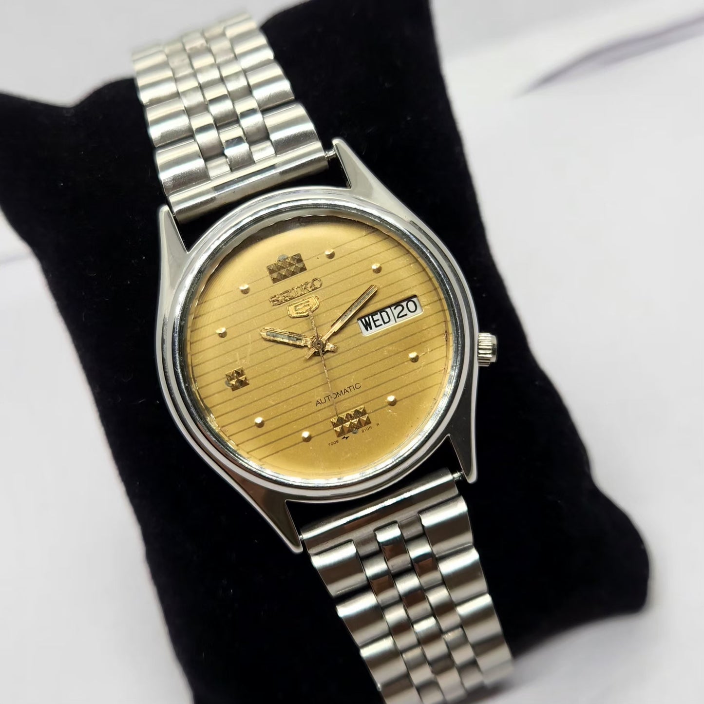 Vintage 1981 Original Seiko 5 Automatic 7009-3100 Gold face 17 Jewels Day-Date Japanese Men's Wrist Watch OG225