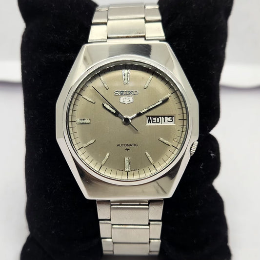 Vintage 1983 Original Seiko 5 Automatic 7009-8830 Grey face 17 Jewels Day-Date Japanese Men's Wrist Watch OG235