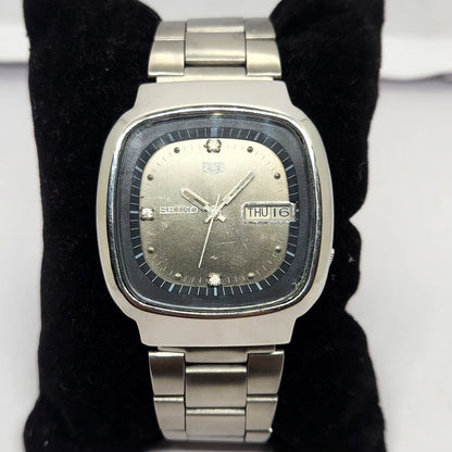 Vintage 1981 Original Seiko 5 Automatic 7009-5190 Silver face 17 Jewels Day-Date Japanese Men's Wrist Watch OG236