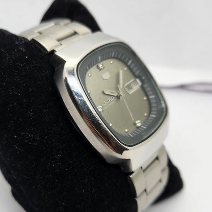 Vintage 1981 Original Seiko 5 Automatic 7009-5190 Silver face 17 Jewels Day-Date Japanese Men's Wrist Watch OG236