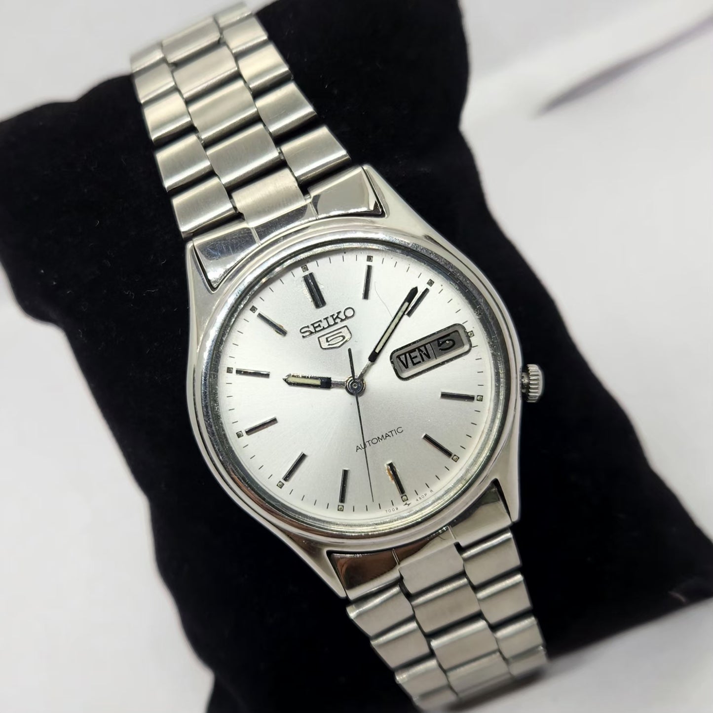 Vintage 1984 Original Seiko 5 Automatic 7009-3100 Silver face 17 Jewels Day-Date Japanese Men's Wrist Watch OG272