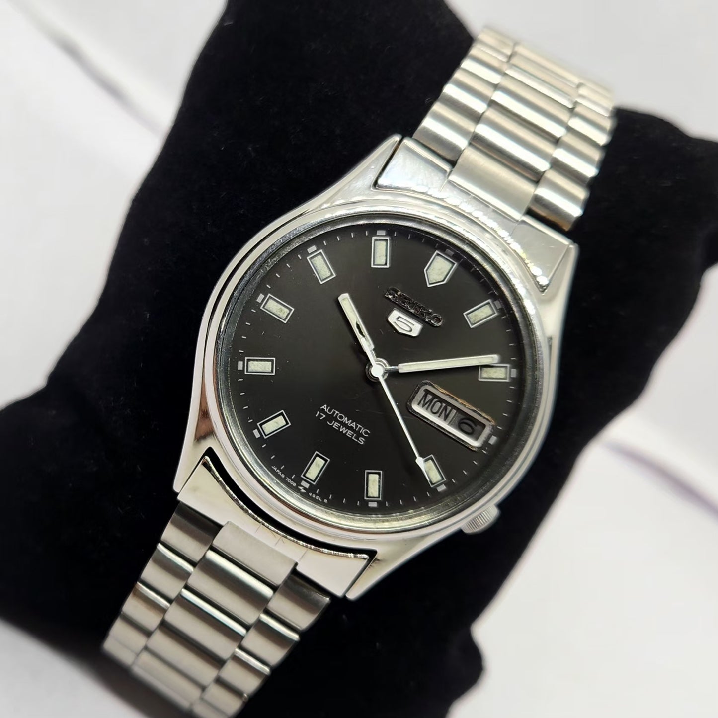 Vintage 1980 Original Seiko 5 Automatic 7009 Black face 17 Jewels Day-Date Japanese Men's Wrist Watch OG281
