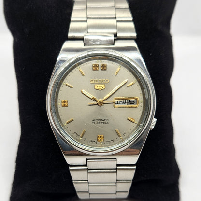 Vintage 1979 Original Seiko 5 Automatic 7009-3130 Grey Face 17 Jewels Day-Date Japanese Men's Wrist Watch OG302
