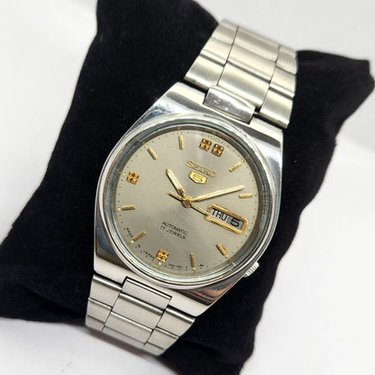 Vintage 1979 Original Seiko 5 Automatic 7009-3130 Grey Face 17 Jewels Day-Date Japanese Men's Wrist Watch OG302