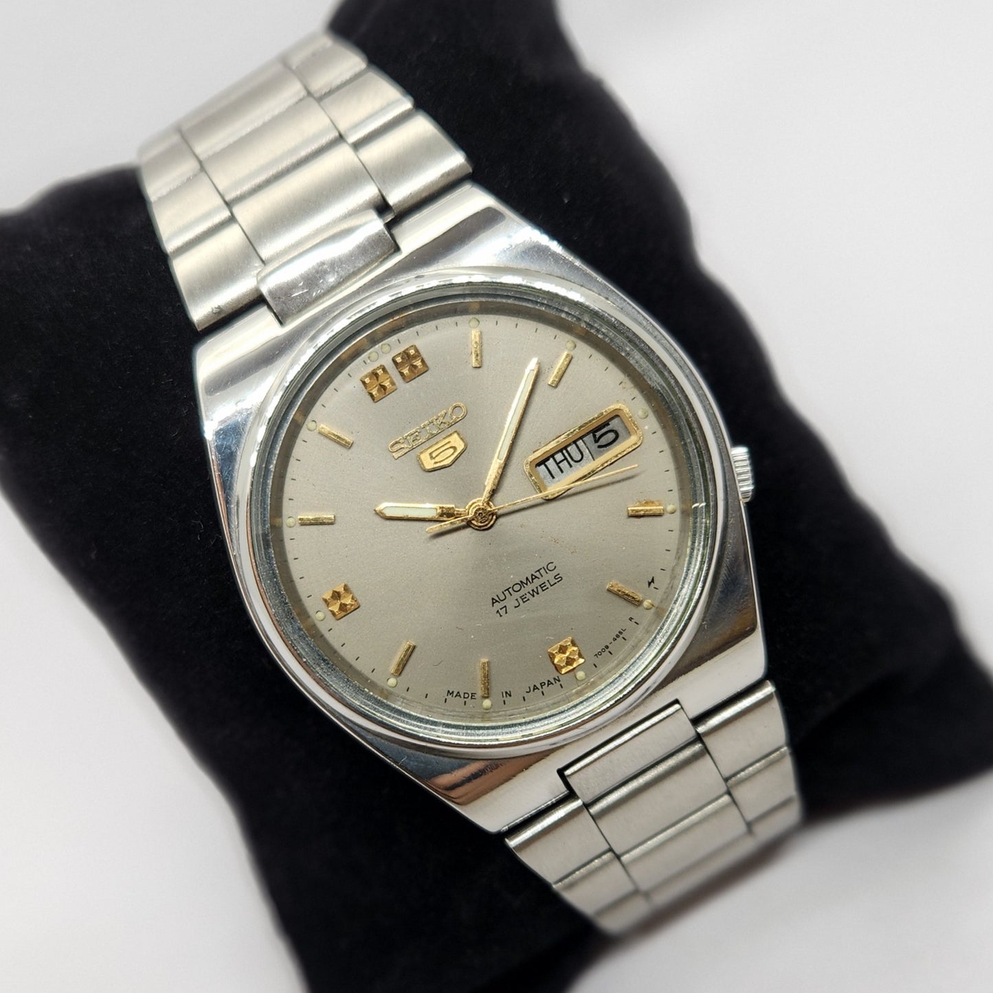 Vintage 1979 Original Seiko 5 Automatic 7009-3130 Grey Face 17 Jewels Day-Date Japanese Men's Wrist Watch OG302