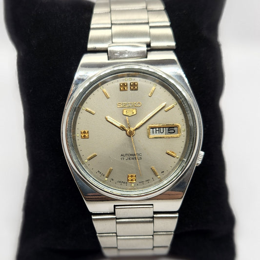 Vintage 1979 Original Seiko 5 Automatic 7009-3130 Grey Face 17 Jewels Day-Date Japanese Men's Wrist Watch OG302
