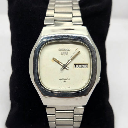 Vintage 1982 Original Seiko 5 Automatic 7009-5180 White face 17 Jewels Day-Date Japanese Men's Wrist Watch OG303
