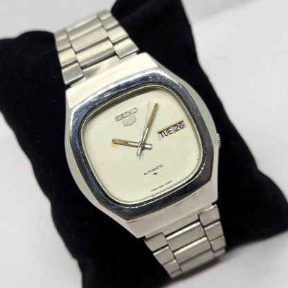 Vintage 1982 Original Seiko 5 Automatic 7009-5180 White face 17 Jewels Day-Date Japanese Men's Wrist Watch OG303