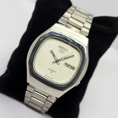 Vintage 1982 Original Seiko 5 Automatic 7009-5180 White face 17 Jewels Day-Date Japanese Men's Wrist Watch OG303