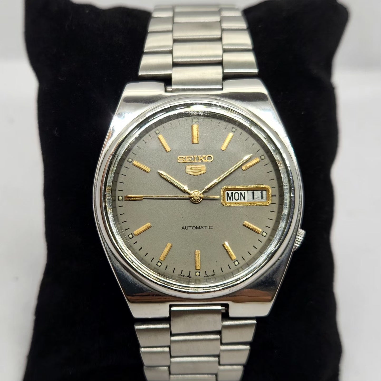 Vintage 1979 Original Seiko 5 Automatic 7009-3130 Grey face 17 Jewels Day-Date Japanese Men's Wrist Watch OG304