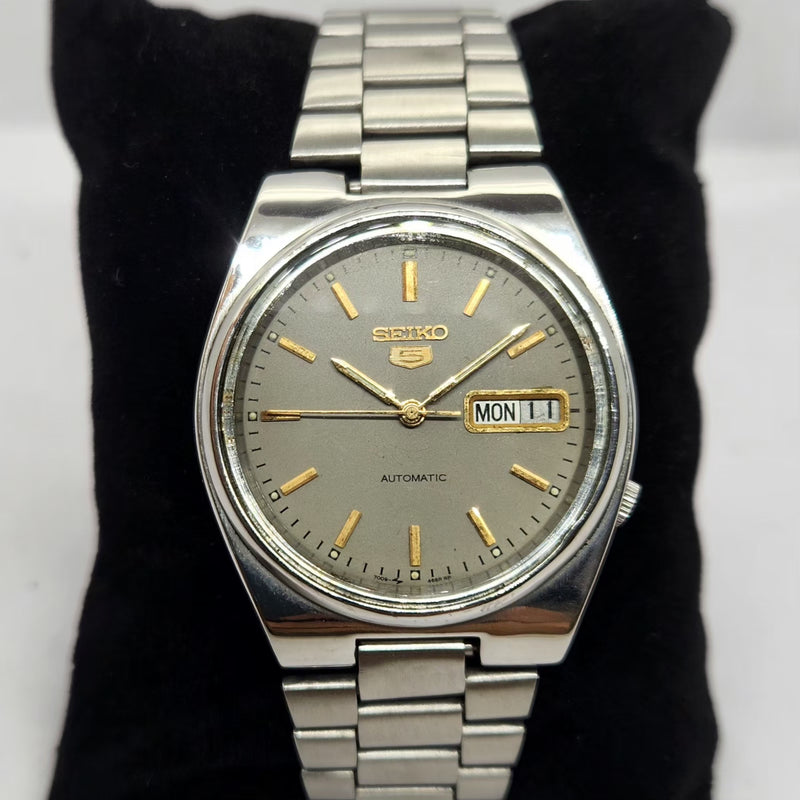 Vintage 1979 Original Seiko 5 Automatic 7009-3130 Grey face 17 Jewels Day-Date Japanese Men's Wrist Watch OG304