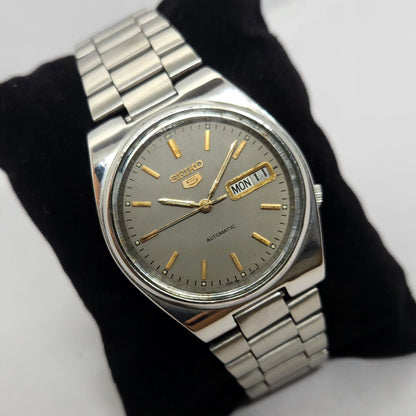 Vintage 1979 Original Seiko 5 Automatic 7009-3130 Grey face 17 Jewels Day-Date Japanese Men's Wrist Watch OG304