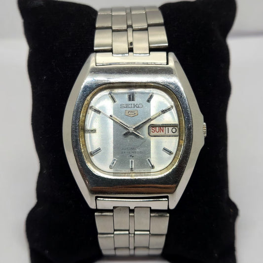 Vintage 1976 Original Seiko 5 Automatic 7009-5010 Silver Face 17 Jewels Day-Date Japanese Men's Wrist Watch OG308