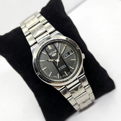 Vintage 2004 Original Seiko 5 Automatic 7S26 Black Face 21 Jewels Day-Date Japanese Men's Wrist Watch OG311