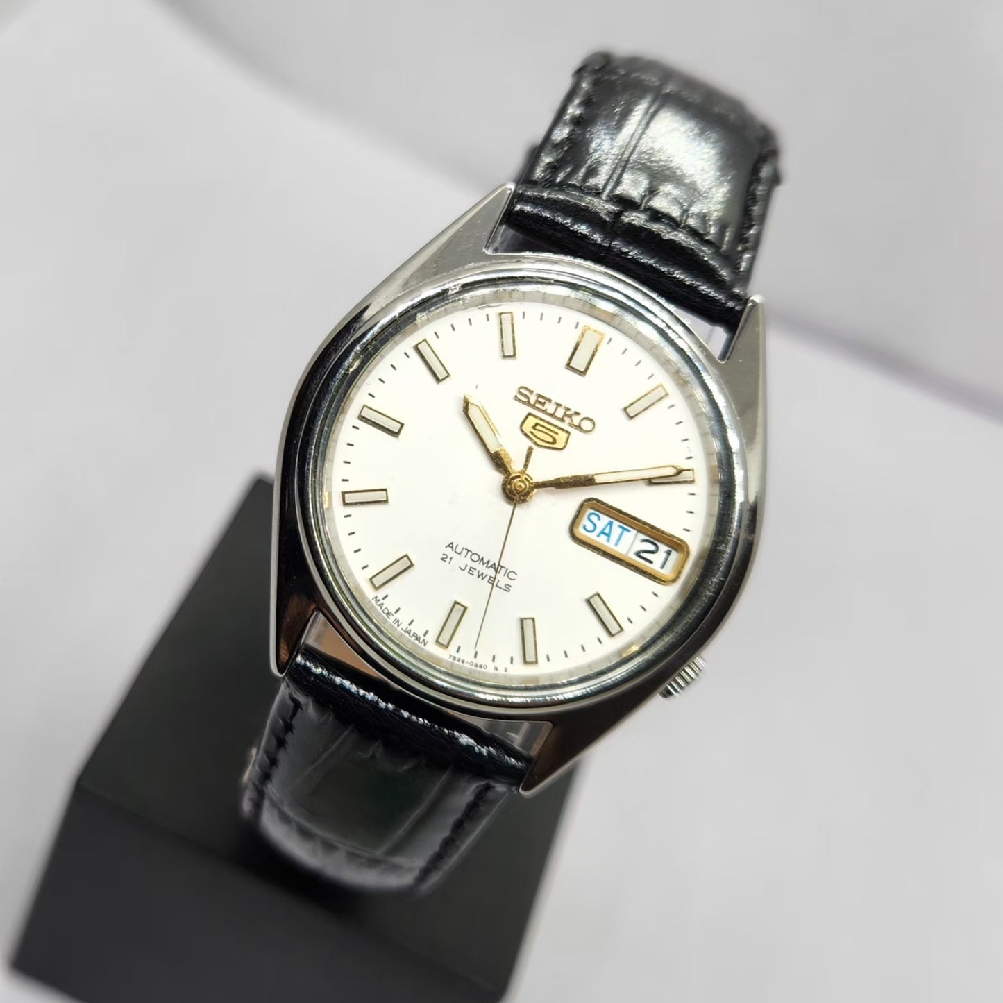 Vintage 1980 Original Seiko 5 Automatic 7S26-0560 White Face 21 Jewels Day-Date Japanese Men's Wrist Watch OG321