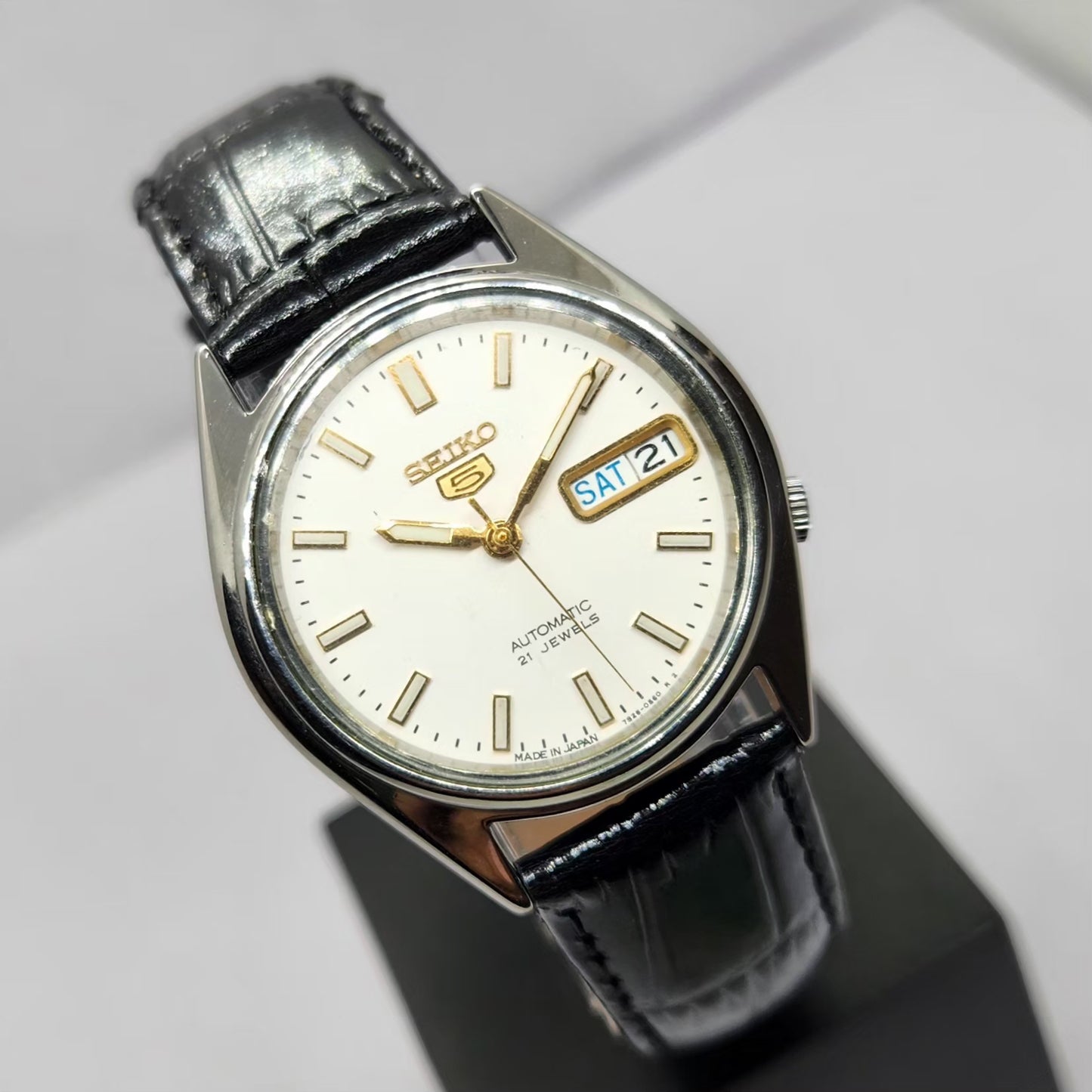 Vintage 1980 Original Seiko 5 Automatic 7S26-0560 White Face 21 Jewels Day-Date Japanese Men's Wrist Watch OG321