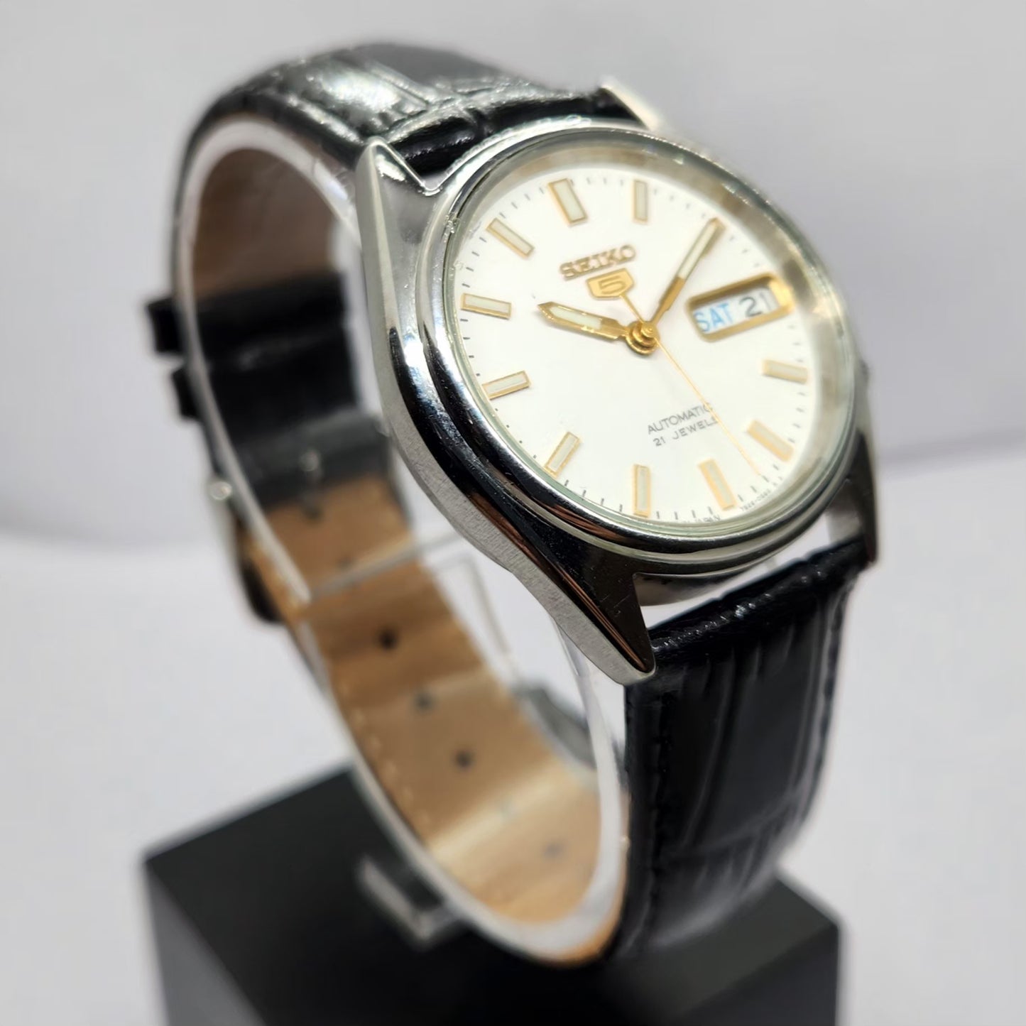 Vintage 1980 Original Seiko 5 Automatic 7S26-0560 White Face 21 Jewels Day-Date Japanese Men's Wrist Watch OG321