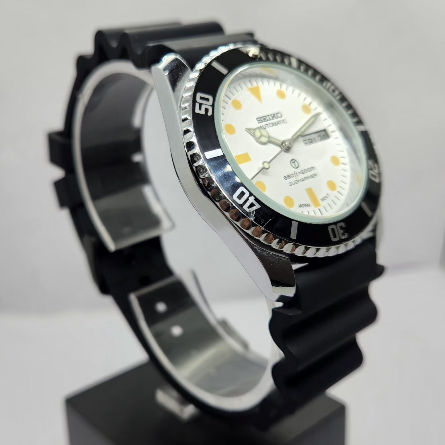 Vintage MOD Seiko Sports Automatic Cal. 6309 17 Jewels White Face Black Silicone Strap Rotating Bezel Men's Wrist Watch P1