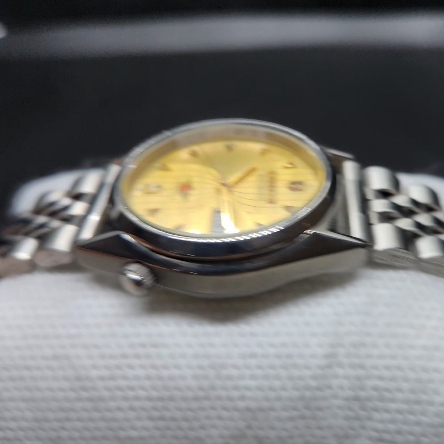 Vintage 1980 Original Citizen Automatic 8200 Gold Face 33MM case Day-Date Japanese Men's Wrist Watch CT59