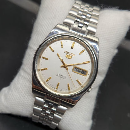 Vintage 1976 Original Seiko 5 Automatic 7009-3131 White Face 17 Jewels Day-Date Japanese Men's Wrist Watch VS02