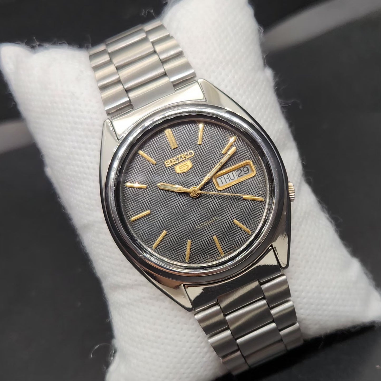 Vintage 1985 Original Seiko 5 Automatic 7009-3040 Black Face 17 Jewels Day-Date Japanese Men's Wrist Watch VS05
